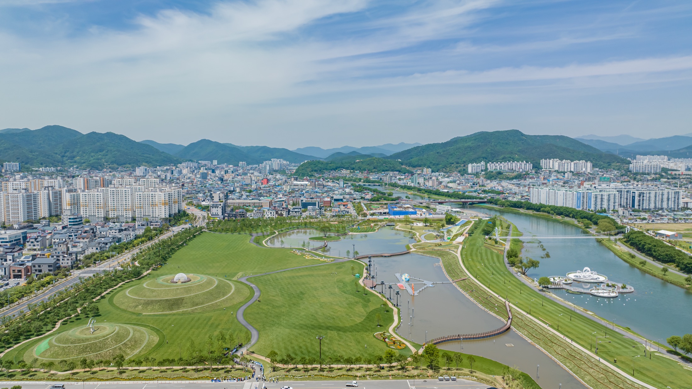 순천 도심과 정원, 강이 함께 보이는 낮 풍경
